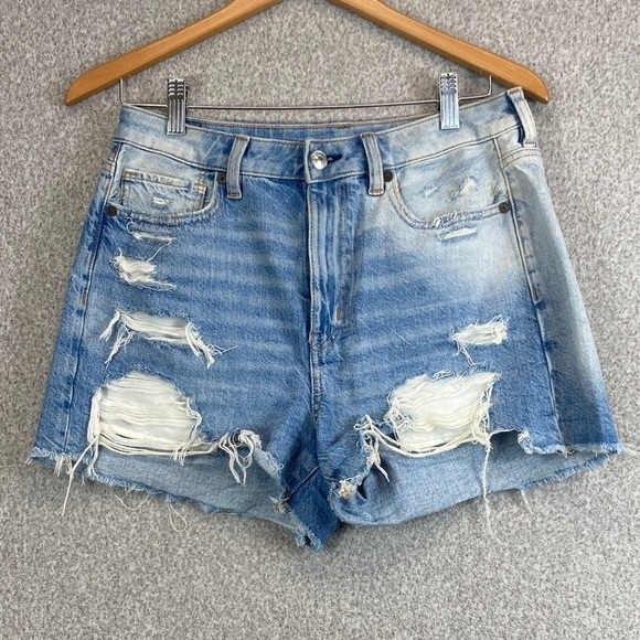 American Eagle Outfitters Pants - American Eagle mom short distressed high rise size 6 inseam 2” basics casual